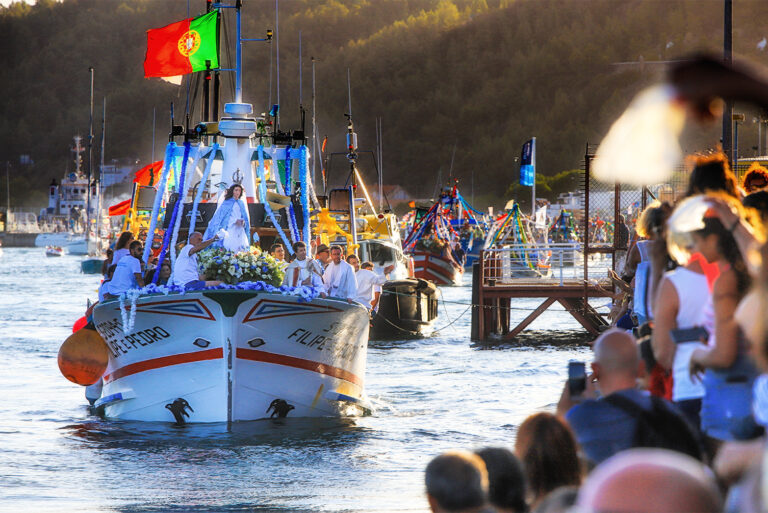 Círio fluvial em honra de Nossa Senhora do Rosário de Troia
