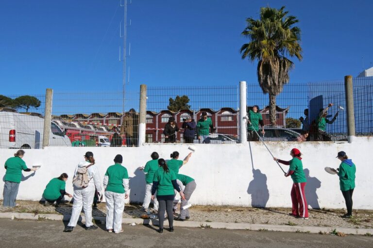 Pintura do muro exterior do quartel dos bombeiros sapadores