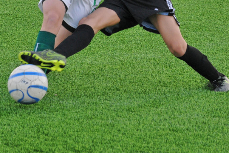 Jogo de futebol - relvado sintético