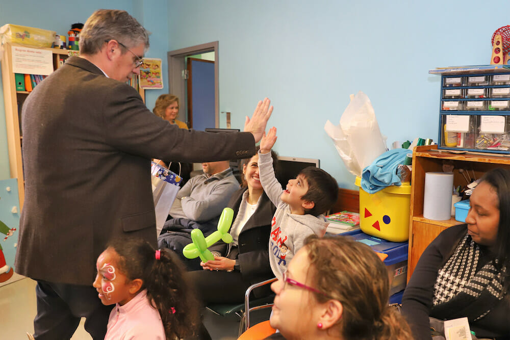 Natal Solidário - entrega de presentes no Serviço de Pediatria do HSB