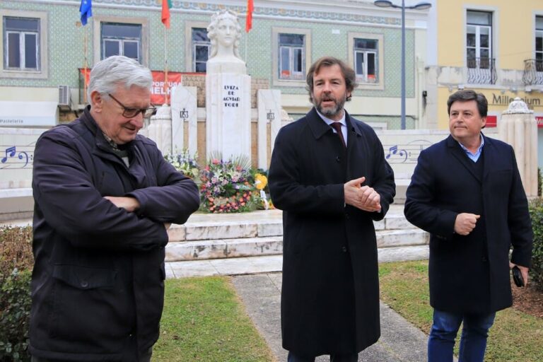 Comemorações do 267.ª Aniversário do Nascimento de Luísa Todi - deposição de flores