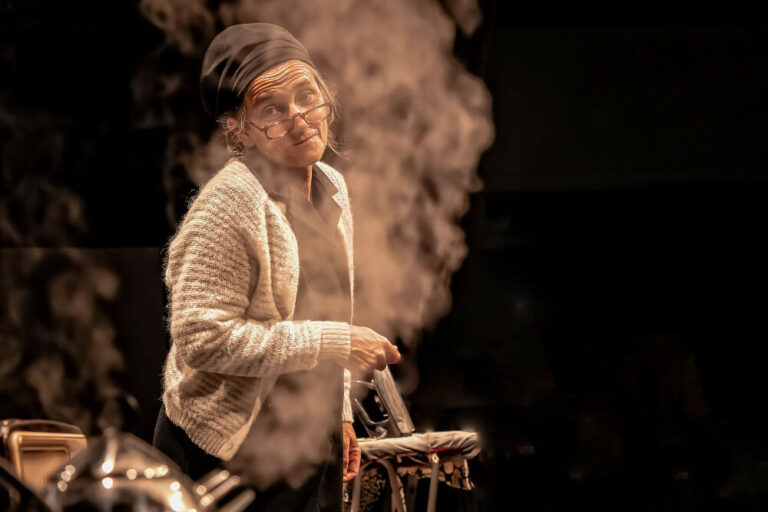 "Hot Tea" | Teatro | Companhia AJAGATO