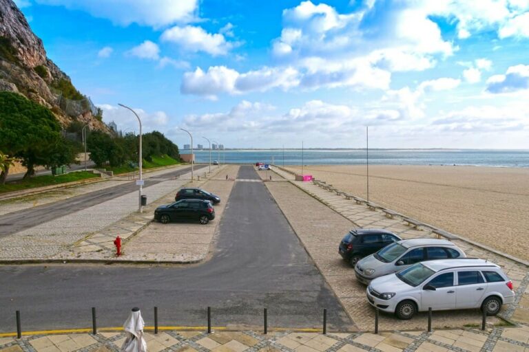 Praia da Figueirinha - parque de estacionamento