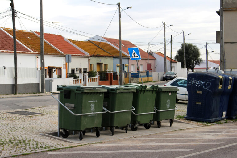 Relocalização de contentores - Rua Eça de Queiroz