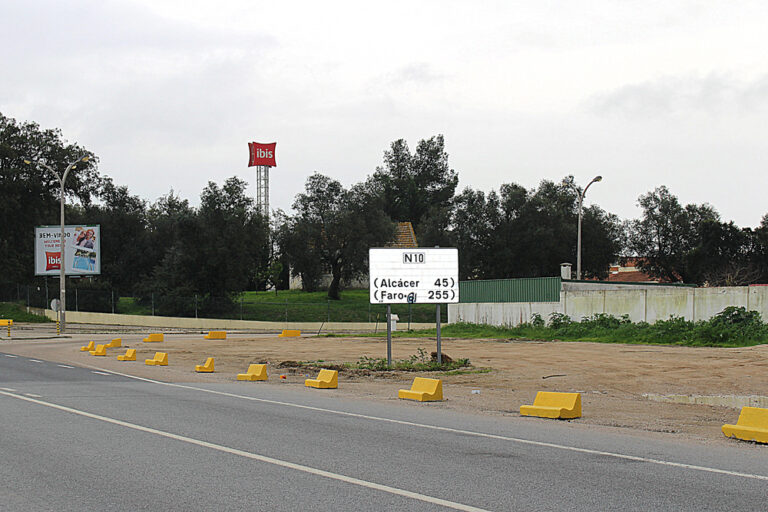 Colocação de obstáculos na EN-10/Urbanização Vale da Rosa