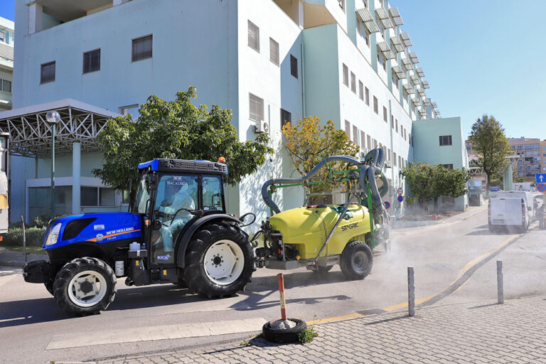 Coronavírus Covid-19 | desinfeção de ruas com tratores | São Sebastião
