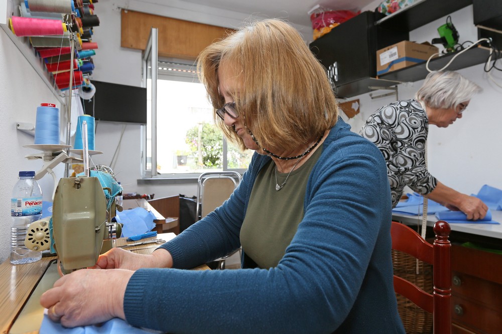 Coronavírus Covid-19 | costureiras produzem máscaras para o Centro Hospitalar de Setúbal