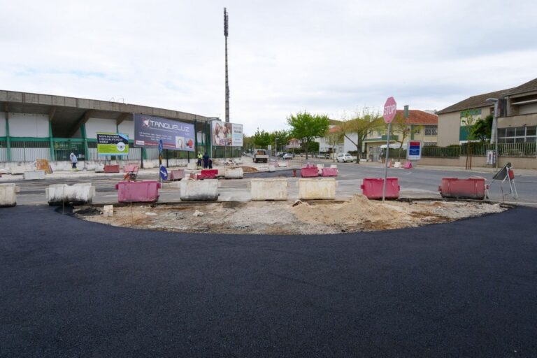 Obras - rotunda na Avenida Dr. António Rodrigues Manito