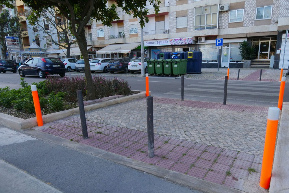 Pilaretes luminescentes - Avenida 22 de Dezembro