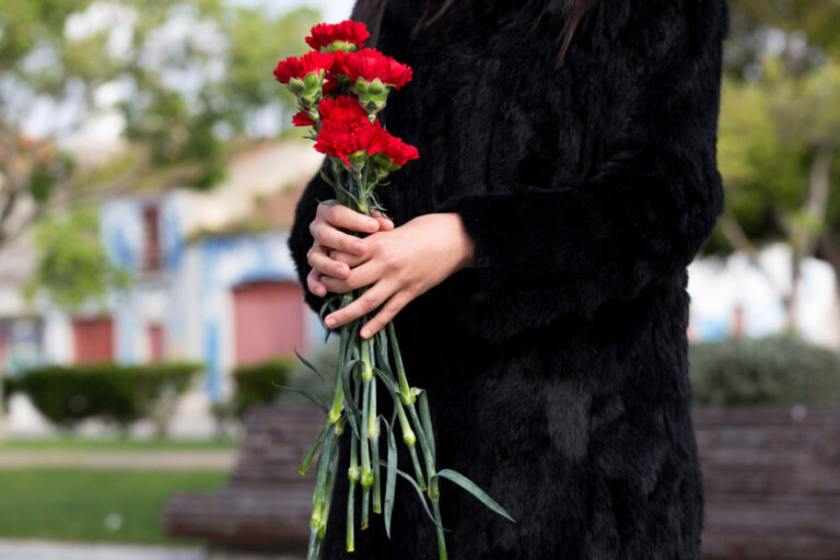 Comemorações dos 46 anos do 25 de Abril | deposição de flores no monumento à resistência antifascista