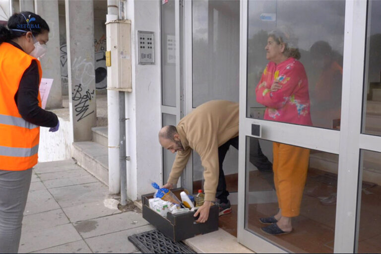 COVID-19 - Linha de Apoio 800 212 216