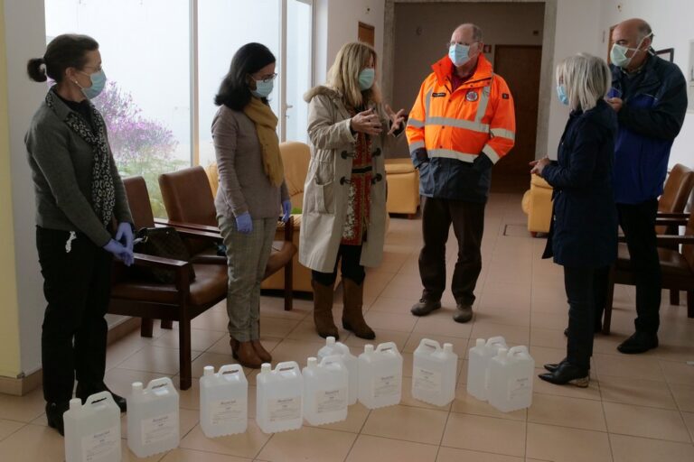 Coronavírus Covid-19 | Entrega de materiais da Bacalhôa à Misericórdia de Azeitão e a lar de idosos da AURPIA