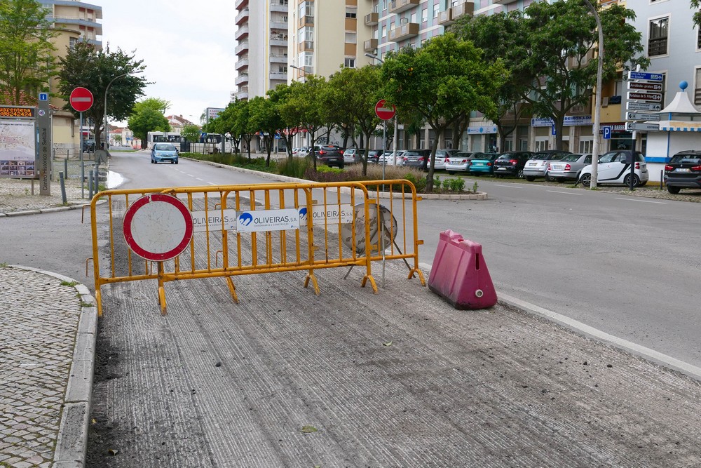 Obras - repavimentações e nova rotunda nas avenidas Dr. António Rodrigues Manito e Avenida 22 de Dezembro | 21 de abril