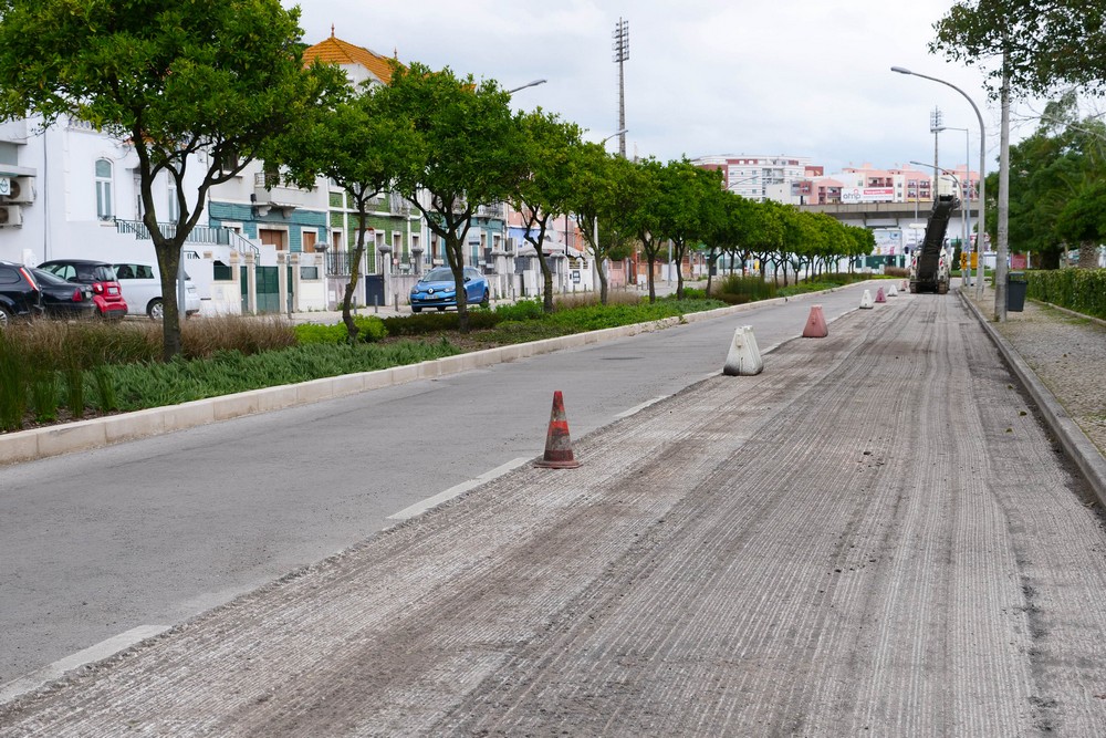 Obras - repavimentações e nova rotunda nas avenidas Dr. António Rodrigues Manito e Avenida 22 de Dezembro | 21 de abril