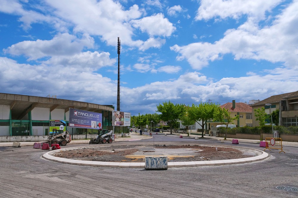 Obras - repavimentações e nova rotunda nas avenidas Dr. António Rodrigues Manito e Avenida 22 de Dezembro | 21 de abril