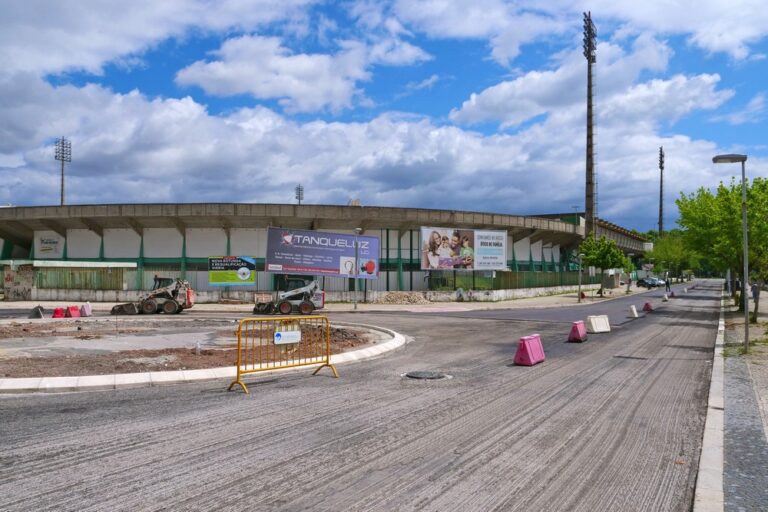 Obras - repavimentações e nova rotunda nas avenidas Dr. António Rodrigues Manito e Avenida 22 de Dezembro | 21 de abril