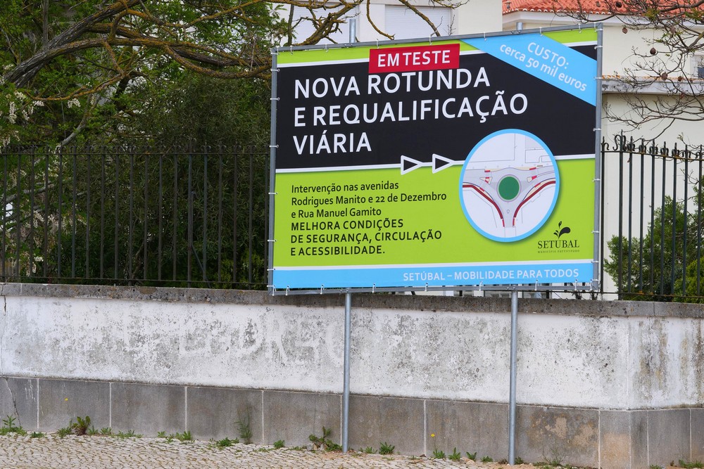 Obras - repavimentações e nova rotunda nas avenidas Dr. António Rodrigues Manito e Avenida 22 de Dezembro | 21 de abril