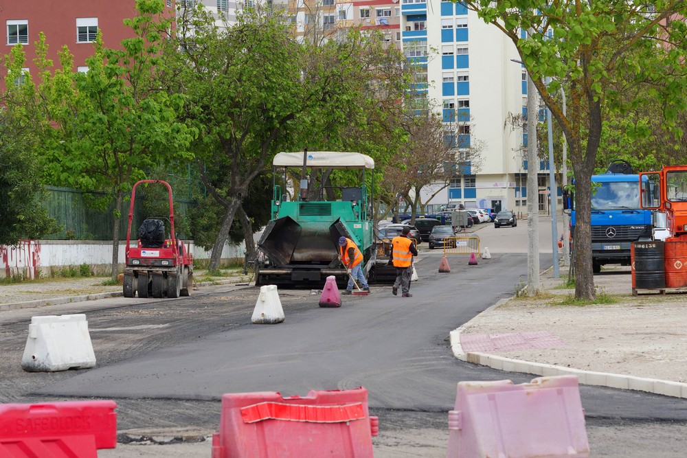 Obras - repavimentações e nova rotunda nas avenidas Dr. António Rodrigues Manito e Avenida 22 de Dezembro | 21 de abril
