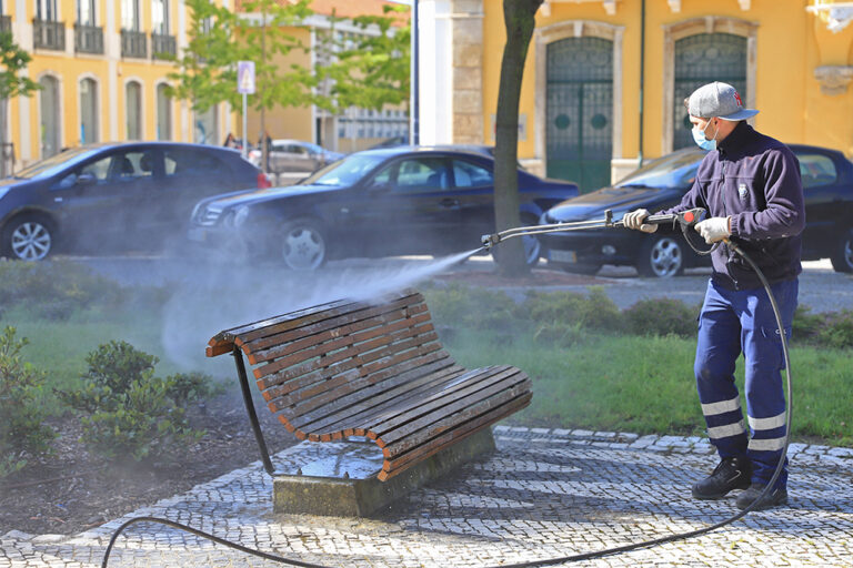 COVID_19_Av_Luisa_Todi_Desinfeção_Bancos_15_05_2020