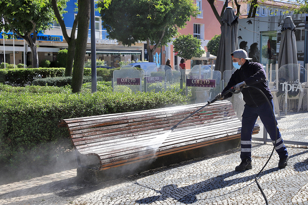 COVID_19_Av_Luisa_Todi_Desinfeção_Bancos_15_05_2020