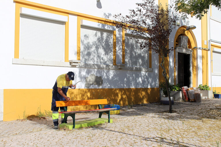 EB n.º 7 da Fonte do Lavra | Pintura de bancos | Foto da Junta de Freguesia de São Sebastião