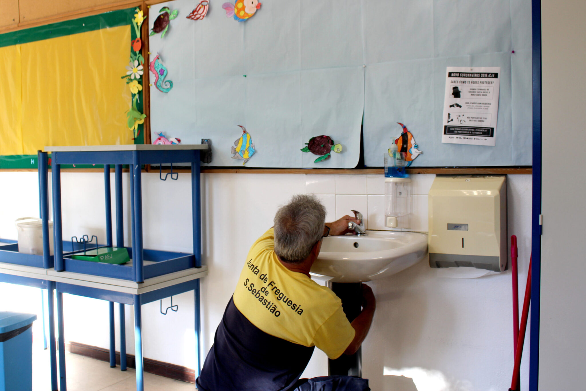 Substituição de torneiras na EB Fonte do Lavra | Foto da Junta de Freguesia de São Sebastião