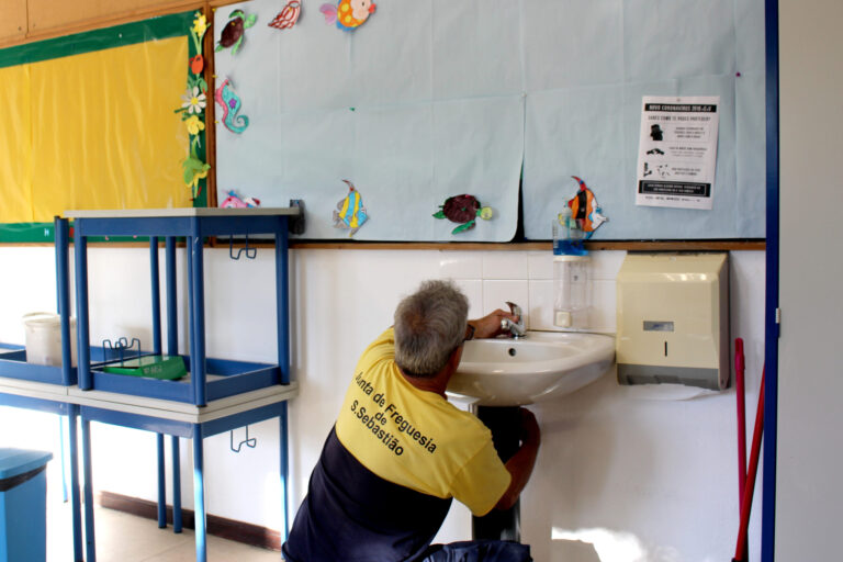 Substituição de torneiras na EB Fonte do Lavra | Foto da Junta de Freguesia de São Sebastião
