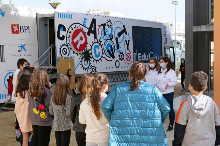 Autocarro itinerante Creactivity - EB Luísa Todi