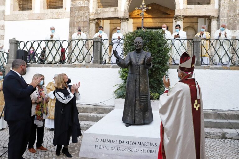 Inauguração: Estátua D. Manuel Martins – Largo de Santa Maria