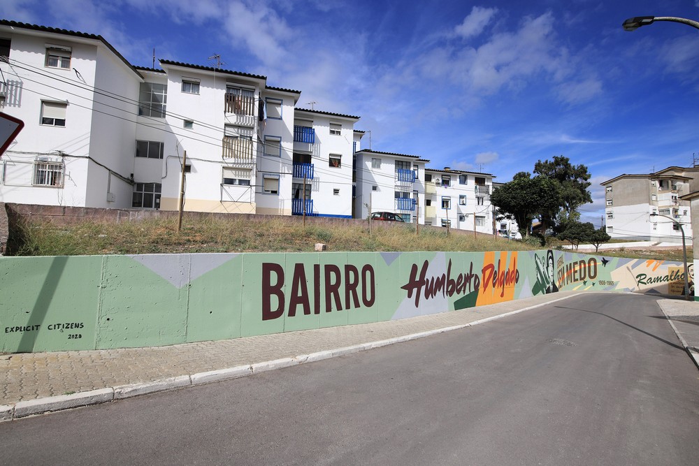 Arte embeleza mural na Camarinha