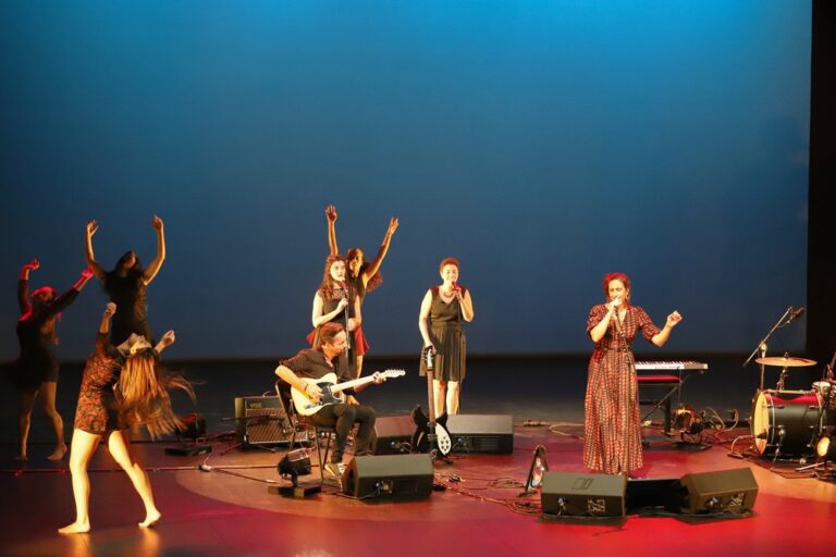 A Garota Não convida a Academia de Dança Contemporânea de Setúbal