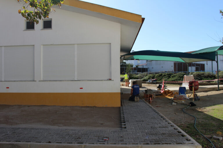 Pavimentação no pátio da Escola das Manteigadas | Foto da JFSS
