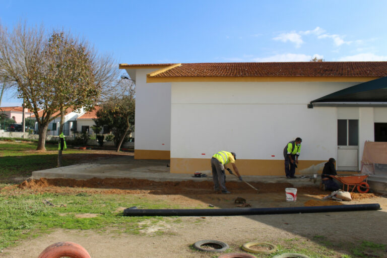 Reparação do sistema de drenagem na EB Manteigadas | Foto da JFSS