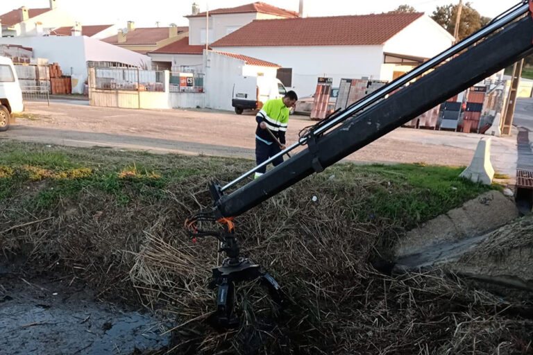 Limpeza de Vala - Freguesia do Sado