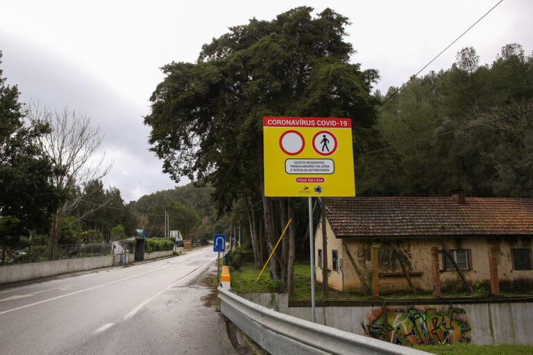 Covid-19 | Placas de proibição no acesso às praias