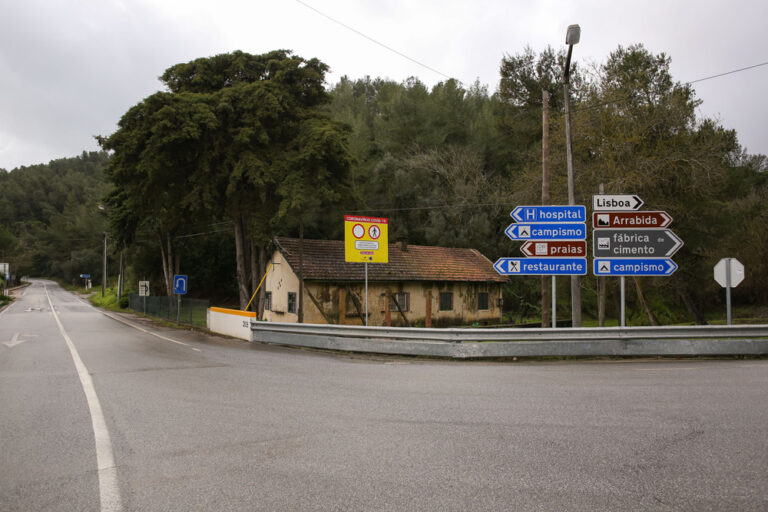 Covid-19 | Placas de proibição no acesso às praias