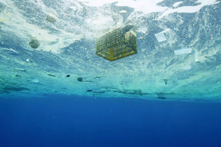 Um Oceano de Plástico