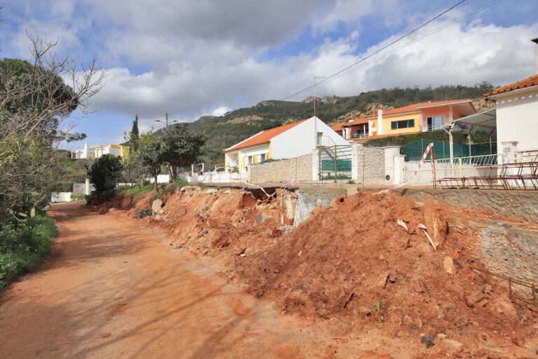Rua da Alfarrobeira | abastecimento de água e reconstrução de muro