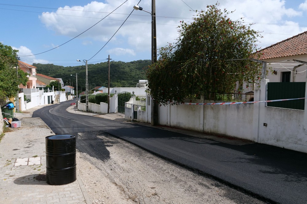 Obras de repavimentação na rua da Aldeia Grande