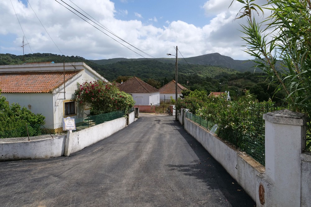 Obras de repavimentação na rua da Aldeia Grande