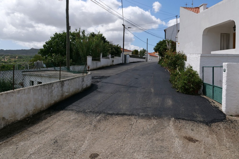 Obras de repavimentação na rua da Aldeia Grande