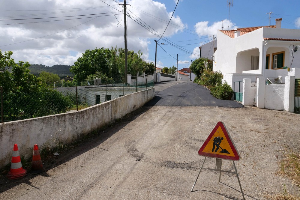 Obras de repavimentação na rua da Aldeia Grande
