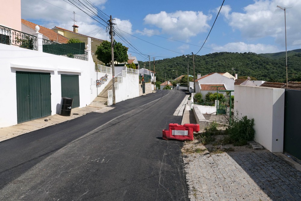 Obras de repavimentação na rua da Aldeia Grande