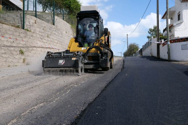 Obras de repavimentação na rua da Aldeia Grande
