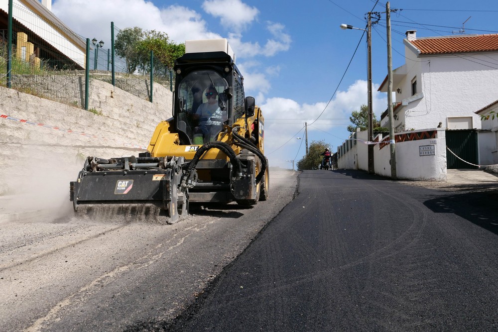 Obras de repavimentação na rua da Aldeia Grande