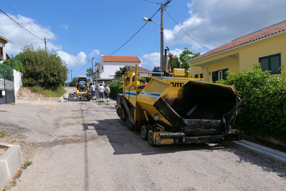 Obras de repavimentação na rua da Aldeia Grande