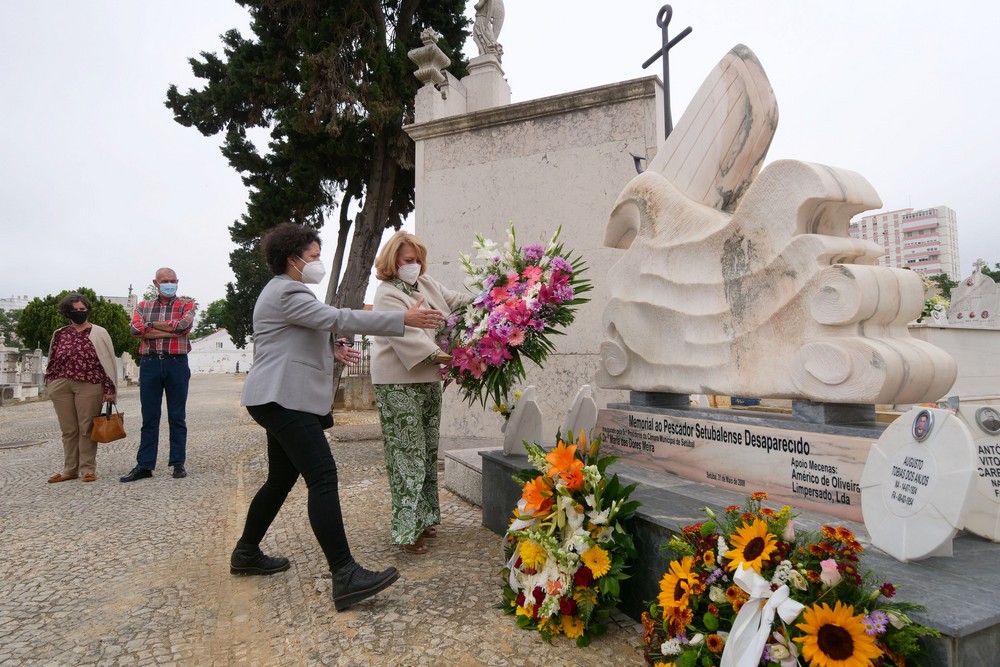 Semana do Mar e do Pescador 2021 - deposição de flores no Memorial ao Pescador