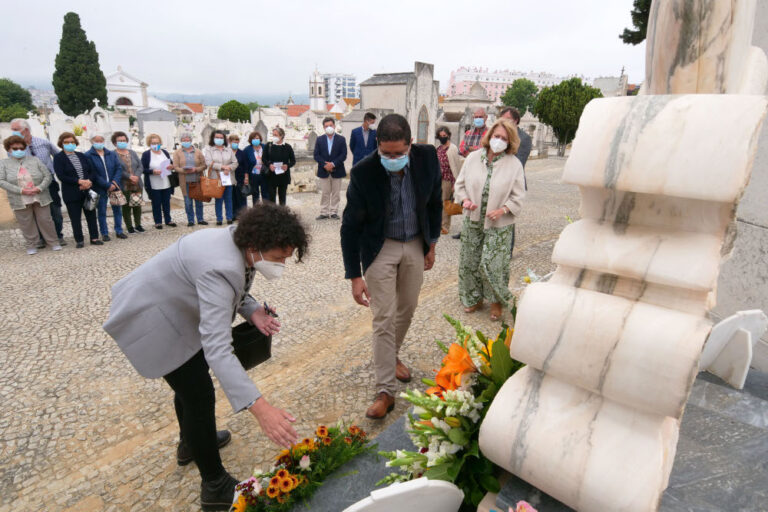 Semana do Mar e do Pescador - deposição de flores Memorial Pescador