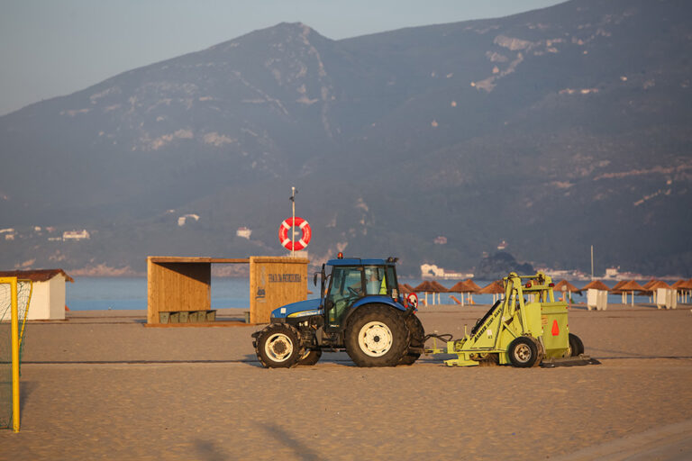 Praia da Figueirinha | limpeza com trator