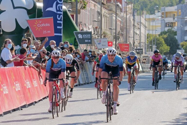 1.ª Volta a Portugal Feminina | chegada das ciclistas à meta na Avenida Luísa Todi